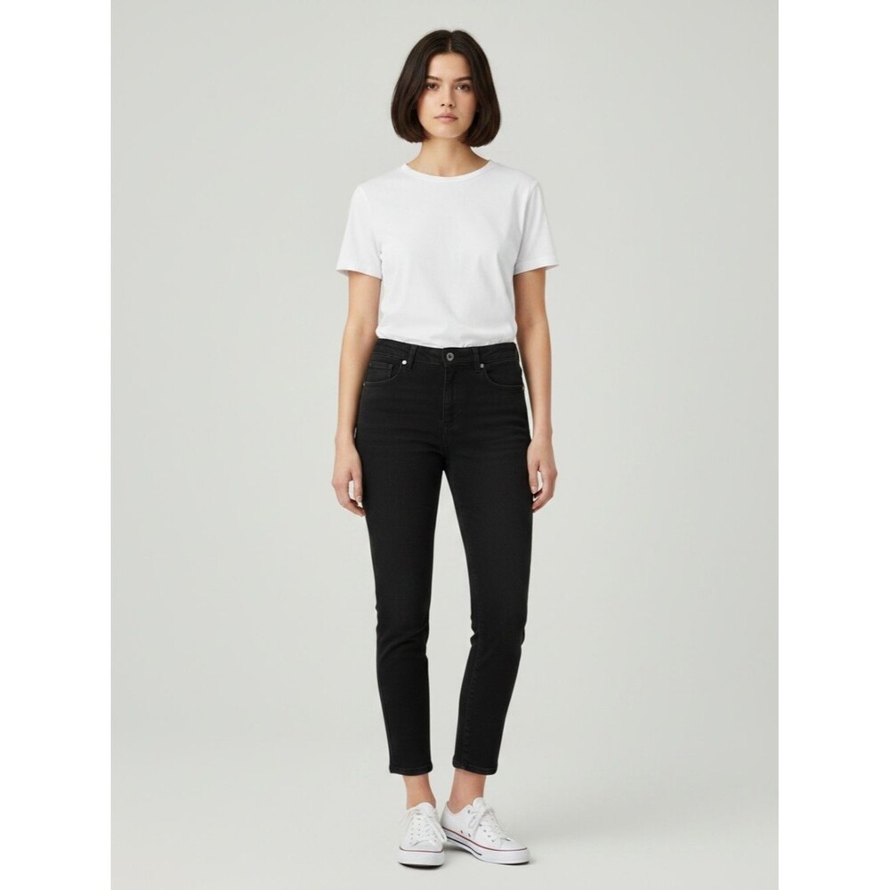 Chico’s So Slimming Slim Jeans Black Cropped Stretch Denim Women’s Size 1 Short